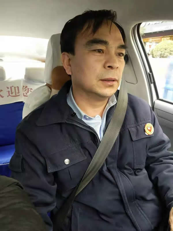 【拾金不昧】為隴運(yùn)集團(tuán)潤(rùn)祥出租車公司駕駛員“王劉德”點(diǎn)贊?。? onmousewheel=