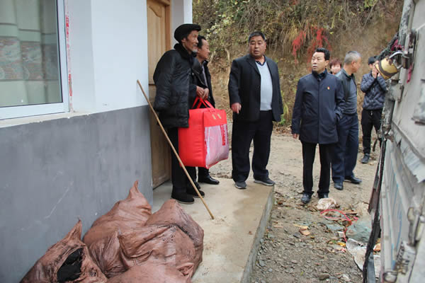 隴運(yùn)集團(tuán)公司開展“解難題、辦實(shí)事、送溫暖”主題黨日活動