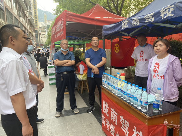 “愛心送考、奉獻(xiàn)社會”---隴運(yùn)集團(tuán)在行動