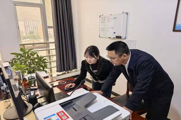 隴南市隴運(yùn)集團(tuán)公司黨委書記、董事長馬明喜深入一線開展“五一”節(jié)日期間安全生產(chǎn)檢查