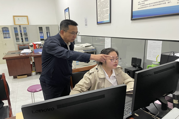 隴南市隴運(yùn)集團(tuán)公司黨委書記、董事長馬明喜深入一線開展“五一”節(jié)日期間安全生產(chǎn)檢查
