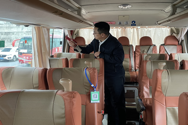 隴南市隴運(yùn)集團(tuán)公司黨委書記、董事長馬明喜深入一線開展“五一”節(jié)日期間安全生產(chǎn)檢查